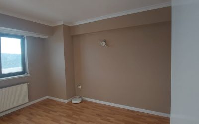 Montaj cornișe cu plinte 𝐌𝐚𝐫𝐝𝐨𝐦 𝐃𝐞𝐜𝐨𝐫, într-un apartament din Rm.Vâlcea